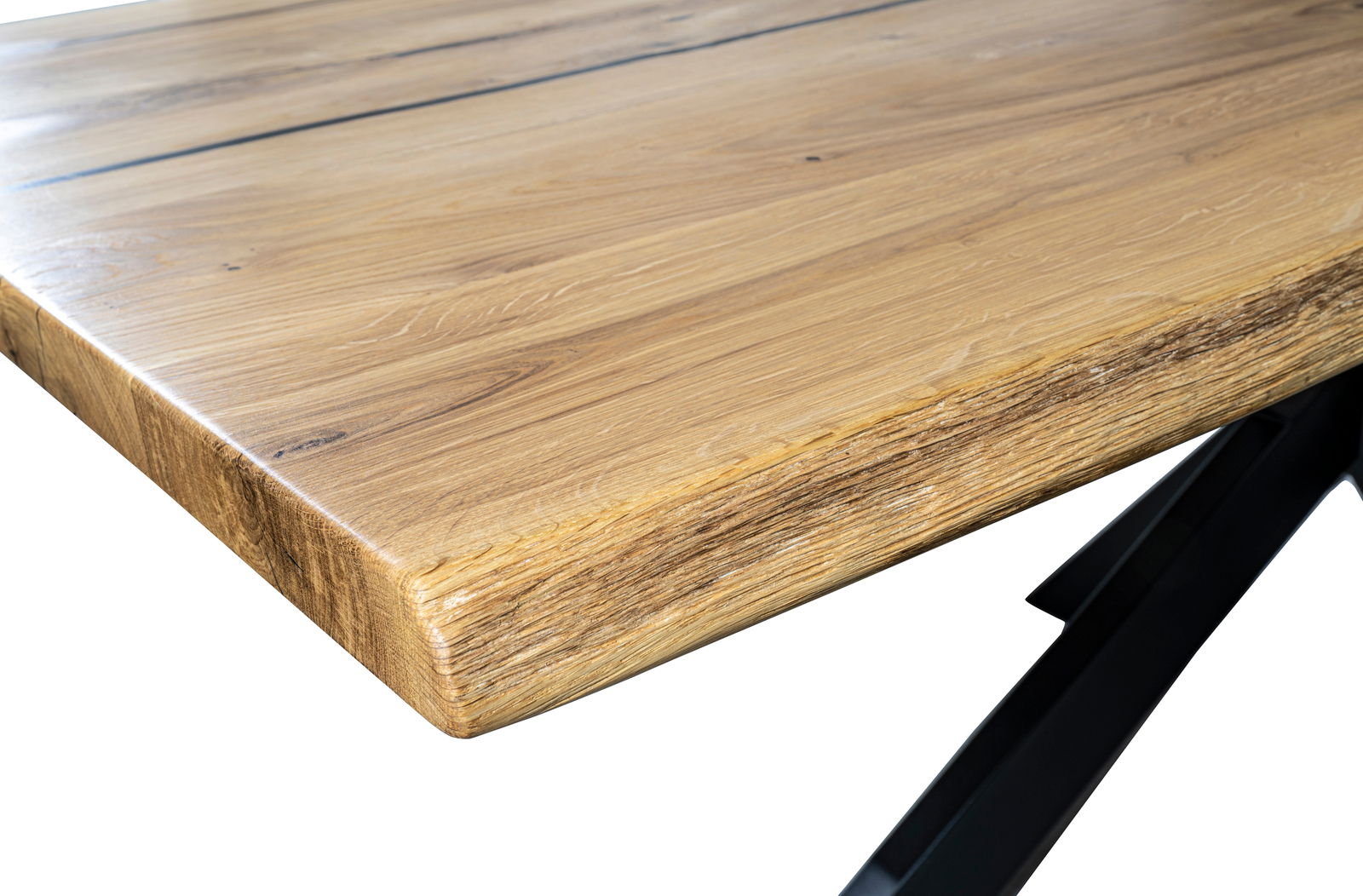 Nahaufnahme eines Esstisches aus Holz mit natürlicher Maserung und schwarzem Metallgestell, Perspektive von der Ecke.