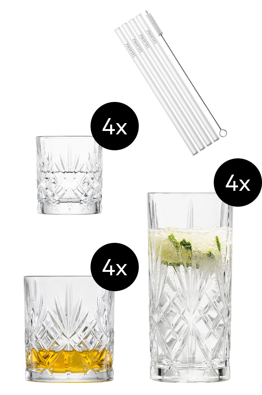 Set aus 17 Teilen bestehend aus 8 Kristallgläsern in zwei Größen und 5 Glasstrohhalmen mit Reinigungsbürste, seitliche Ansicht.