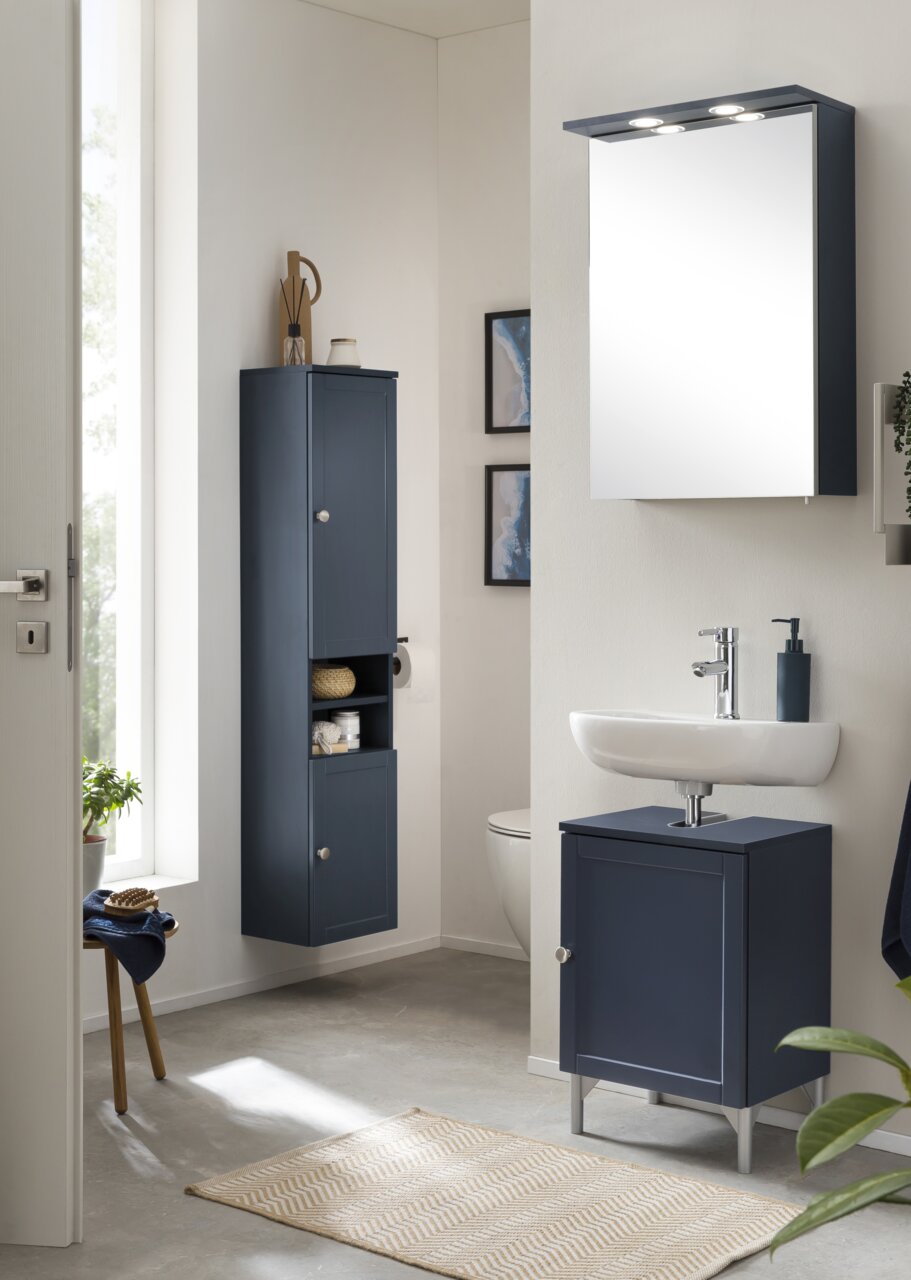 Moderner Spiegelschrank in einem stilvollen Badezimmer, frontal betrachtet, mit integrierter Beleuchtung und blauen Schrankelementen.