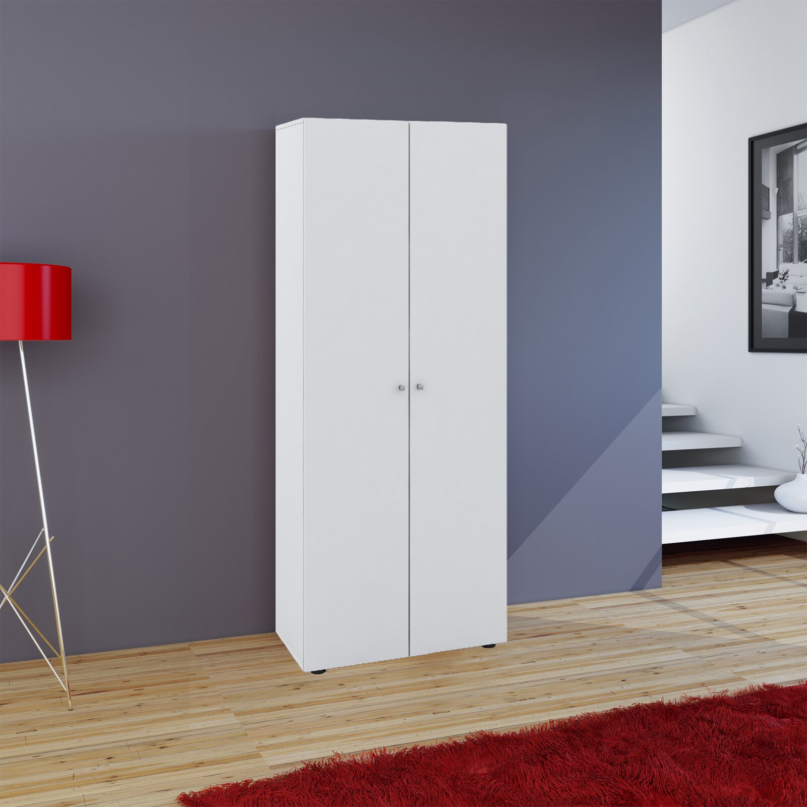 Weißer, schlichter zweitüriger Kleiderschrank mit kleinen Griffen, freistehend im modernen Wohnraum, Frontansicht mit leichter Perspektive von links.