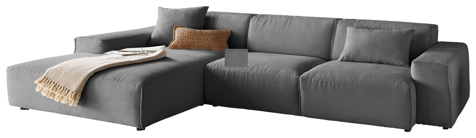Graues Ecksofa mit Ottomane links, dekoriert mit Kissen und Decke, seitliche Perspektive