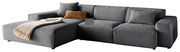 Graues Ecksofa mit Ottomane links, dekoriert mit Kissen und Decke, seitliche Perspektive