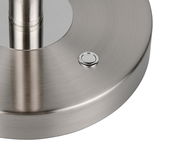 Nahaufnahme der Basis einer LED-Schreibtischleuchte aus gebürstetem Metall mit einem runden Schalter.