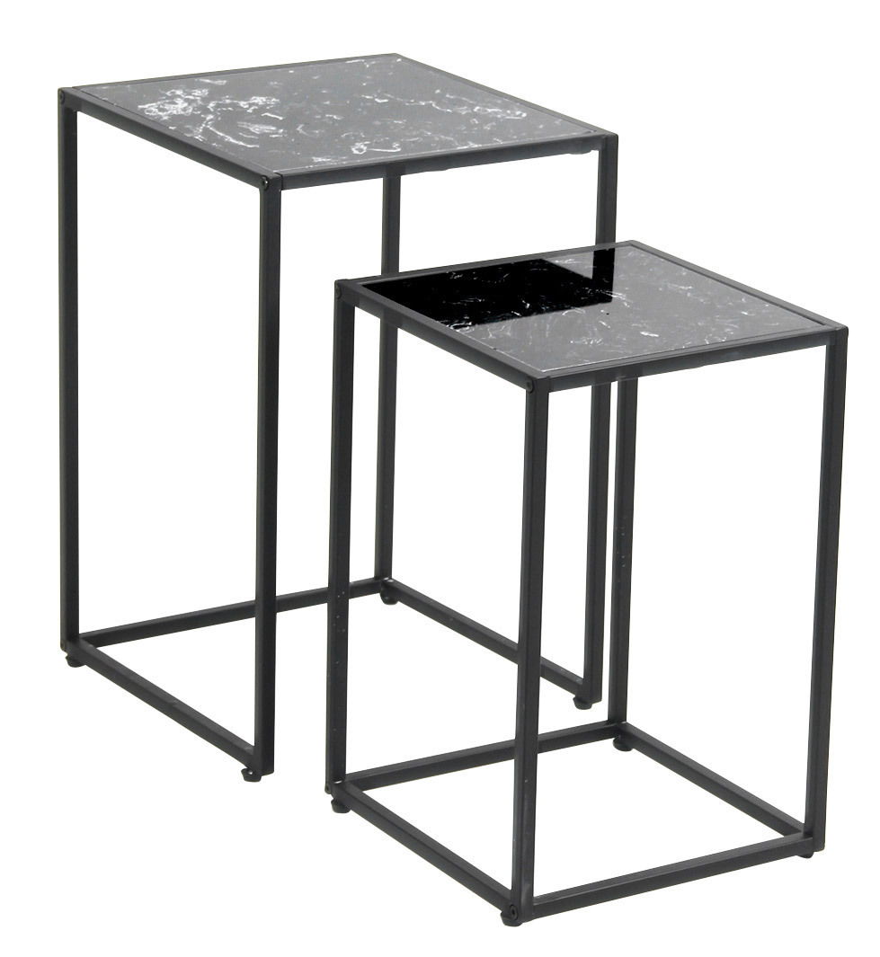 Zwei moderne Beistelltische im Set mit schwarzer Marmoroptik und Metallrahmen, seitliche Perspektive