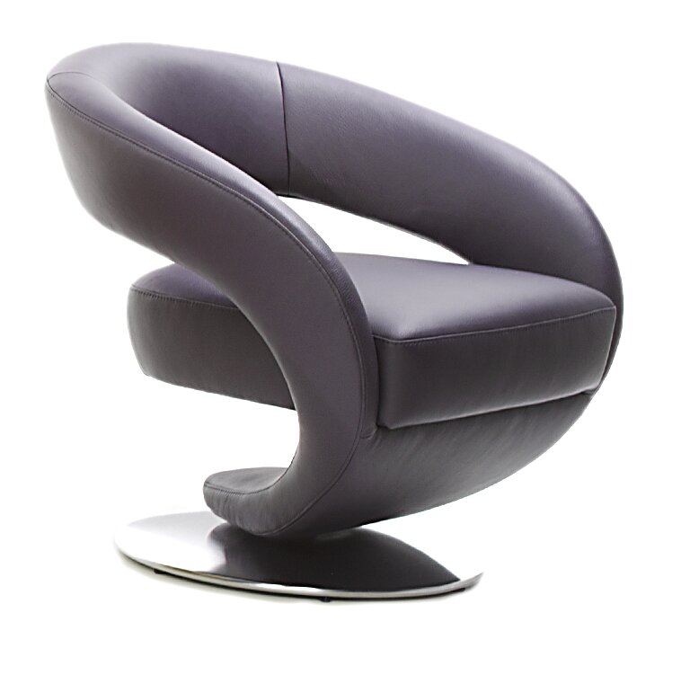 Moderano Drehsessel FREE Moderner Drehsessel in seitlicher Perspektive, mit geschwungenem Design und schwarzem Lederbezug auf glänzendem Metallfuß.