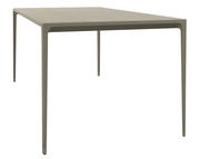 Moderner Gartentisch aus Metall in seitlicher Perspektive