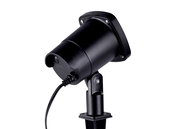 Schwarzer LED-Projektorstrahler mit Erdspieß und Anschlusskabel, schräg von der Seite in Nahaufnahme auf weißem Hintergrund