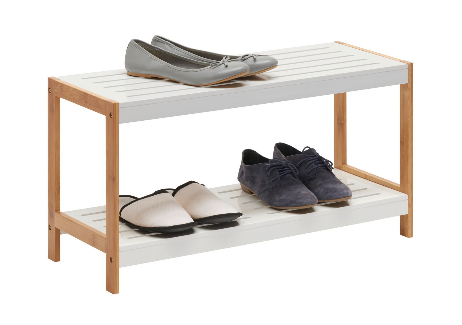 Schuhregal aus Holz und Metall mit zwei Ebenen, auf denen verschiedene Schuhe stehen. Perspektive von schräg vorne.