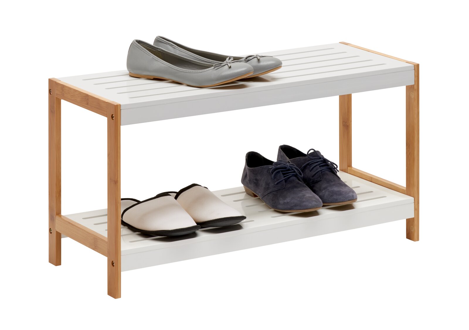 Schuhregal aus Holz und Metall mit zwei Ebenen, auf denen verschiedene Schuhe stehen. Perspektive von schräg vorne.