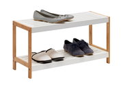 Schuhregal aus Holz und Metall mit zwei Ebenen, auf denen verschiedene Schuhe stehen. Perspektive von schräg vorne.