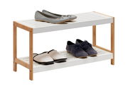 Schuhregal aus Holz und Metall mit zwei Ebenen, auf denen verschiedene Schuhe stehen. Perspektive von schräg vorne.