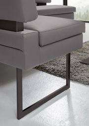 Nahaufnahme einer grauen Eckbank mit modernem Metallgestell, seitliche Perspektive.