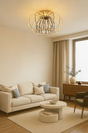 Moderne Deckenleuchte in einem stilvollen Wohnzimmer, von unten betrachtet