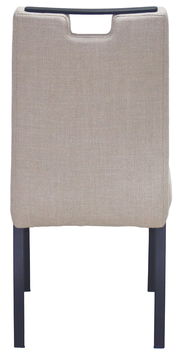 Rückansicht eines modernen Stuhls mit beigem Stoffbezug und schwarzen Metallbeinen.