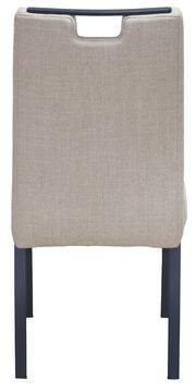 Rückansicht eines modernen Stuhls mit beigem Stoffbezug und schwarzen Metallbeinen.
