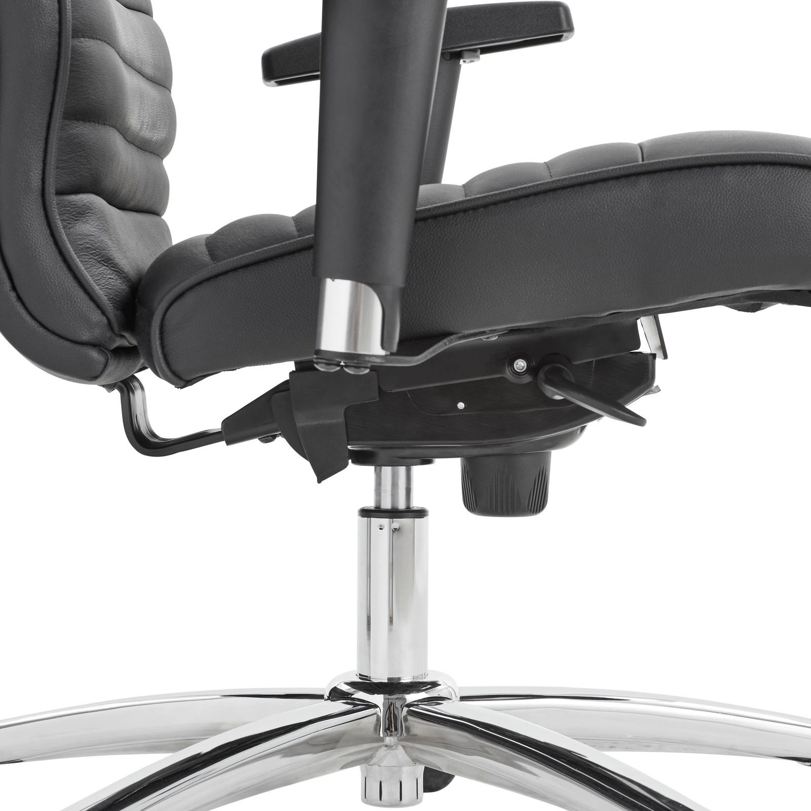 Nahaufnahme eines schwarzen Chefsessels mit verstellbaren Armlehnen und verchromtem Fußgestell, seitliche Perspektive