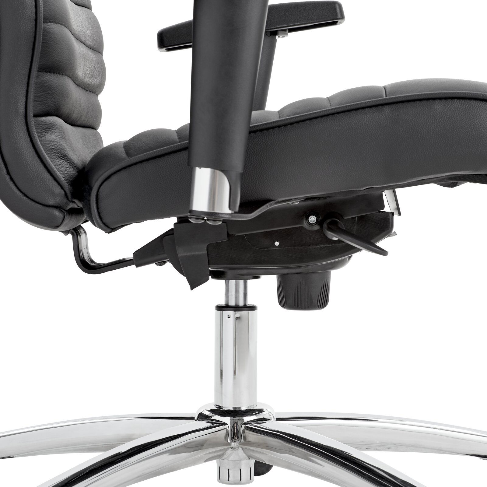 Nahaufnahme eines schwarzen Chefsessels mit verstellbaren Armlehnen und verchromtem Fußgestell, seitliche Perspektive