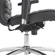 Nahaufnahme eines schwarzen Chefsessels mit verstellbaren Armlehnen und verchromtem Fußgestell, seitliche Perspektive