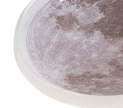 Nahaufnahme einer LED-Deckenleuchte mit Mondmotiv, seitliche Perspektive