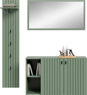 Modernes grünes Badezimmermöbel-Set mit Hochschrank, Waschtischunterschrank und großem Wandspiegel, Fronten mit vertikalen schwarzen Linien und schwarzen Griffen; frontal in leichter Schrägansicht von vorn.