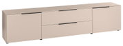 Modernes, niedriges Sideboard/TV-Board in Beige mit zwei Türen und zwei Schubladen, schwarzen Griffleisten und kleinen Füßen, freigestellt vor weißem Hintergrund, Ansicht schräg von vorn (Front- und linke Seite sichtbar).