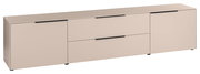 Modernes, niedriges Sideboard/TV-Board in Beige mit zwei Türen und zwei Schubladen, schwarzen Griffleisten und kleinen Füßen, freigestellt vor weißem Hintergrund, Ansicht schräg von vorn (Front- und linke Seite sichtbar).