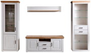 Weißes Wohnzimmermöbel-Set im Landhausstil mit Holzoptik-Oberplatten: links Vitrine mit Glastür und Unterschrank, mittig Lowboard mit zwei Türen, zwei Schubladen und offenem Fach, oben Wandboard, rechts Hochschrank mit Glasböden, zwei Schubladen und offen