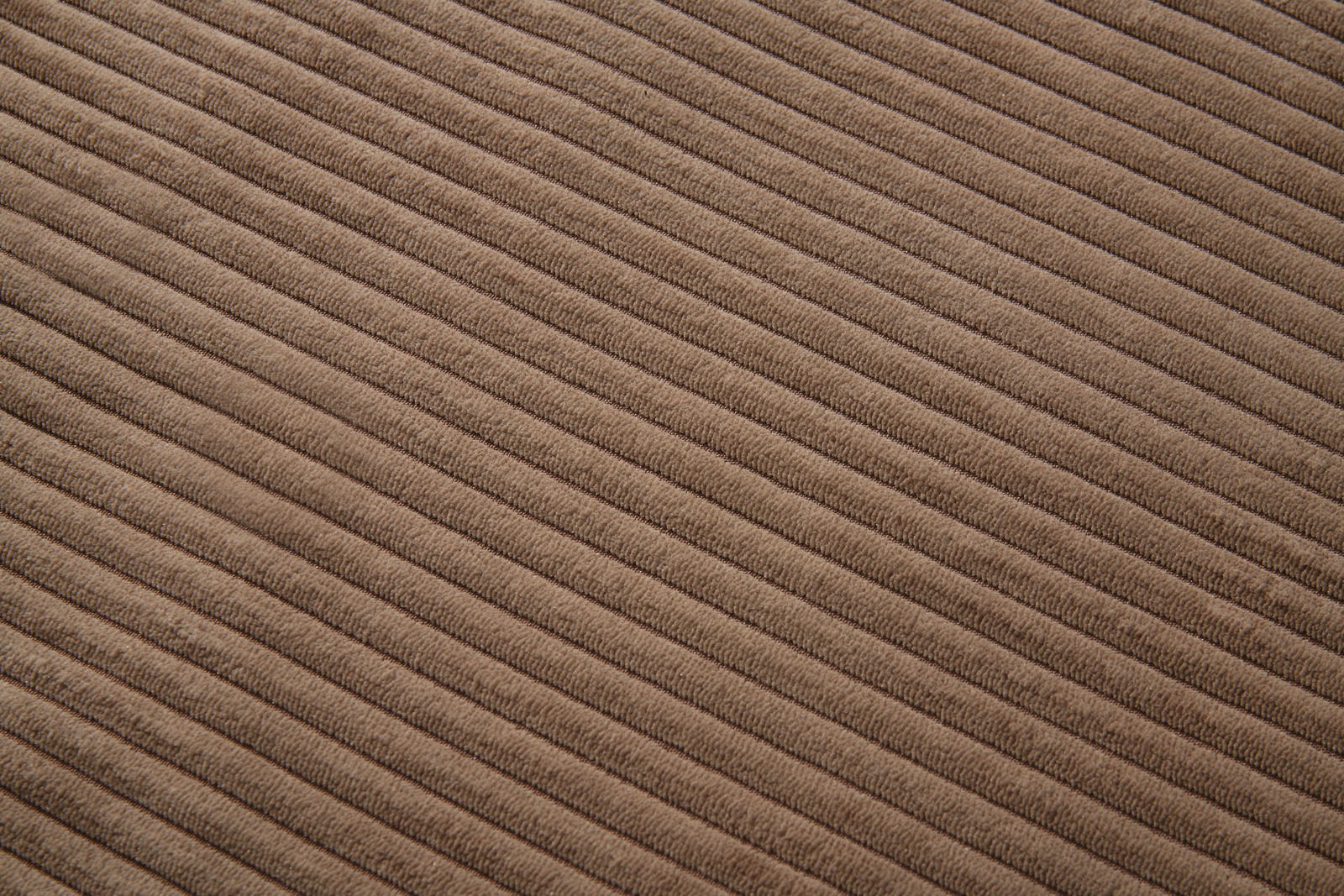 Nahaufnahme eines braunen, gerippten Stoffes in diagonaler Perspektive