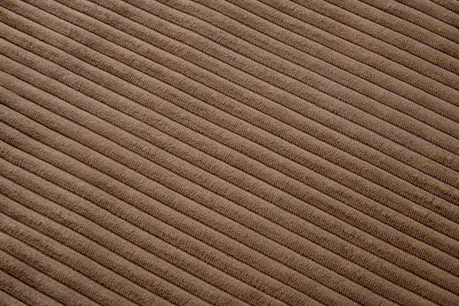 XORA Armlehnstuhl JESSY Nahaufnahme eines braunen, gerippten Stoffes in diagonaler Perspektive