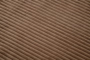 Nahaufnahme eines braunen, gerippten Stoffes in diagonaler Perspektive