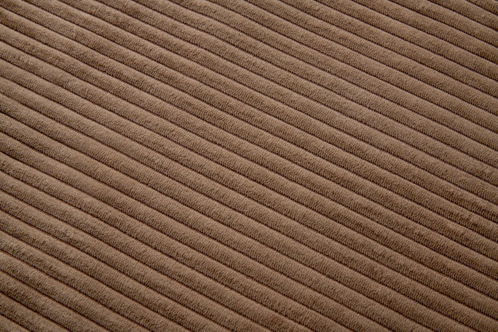 Nahaufnahme eines braunen, gerippten Stoffes in diagonaler Perspektive