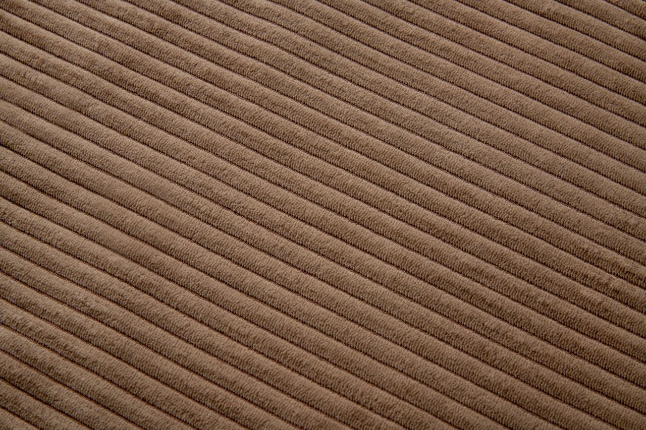 XORA Armlehnstuhl JESSY Nahaufnahme eines braunen, gerippten Stoffes in diagonaler Perspektive