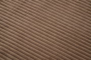 Nahaufnahme eines braunen, gerippten Stoffes in diagonaler Perspektive