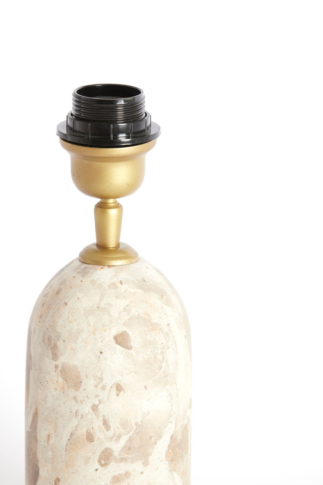 Nahaufnahme eines eleganten Lampenfußes aus Marmor mit goldener Fassung, seitliche Perspektive.