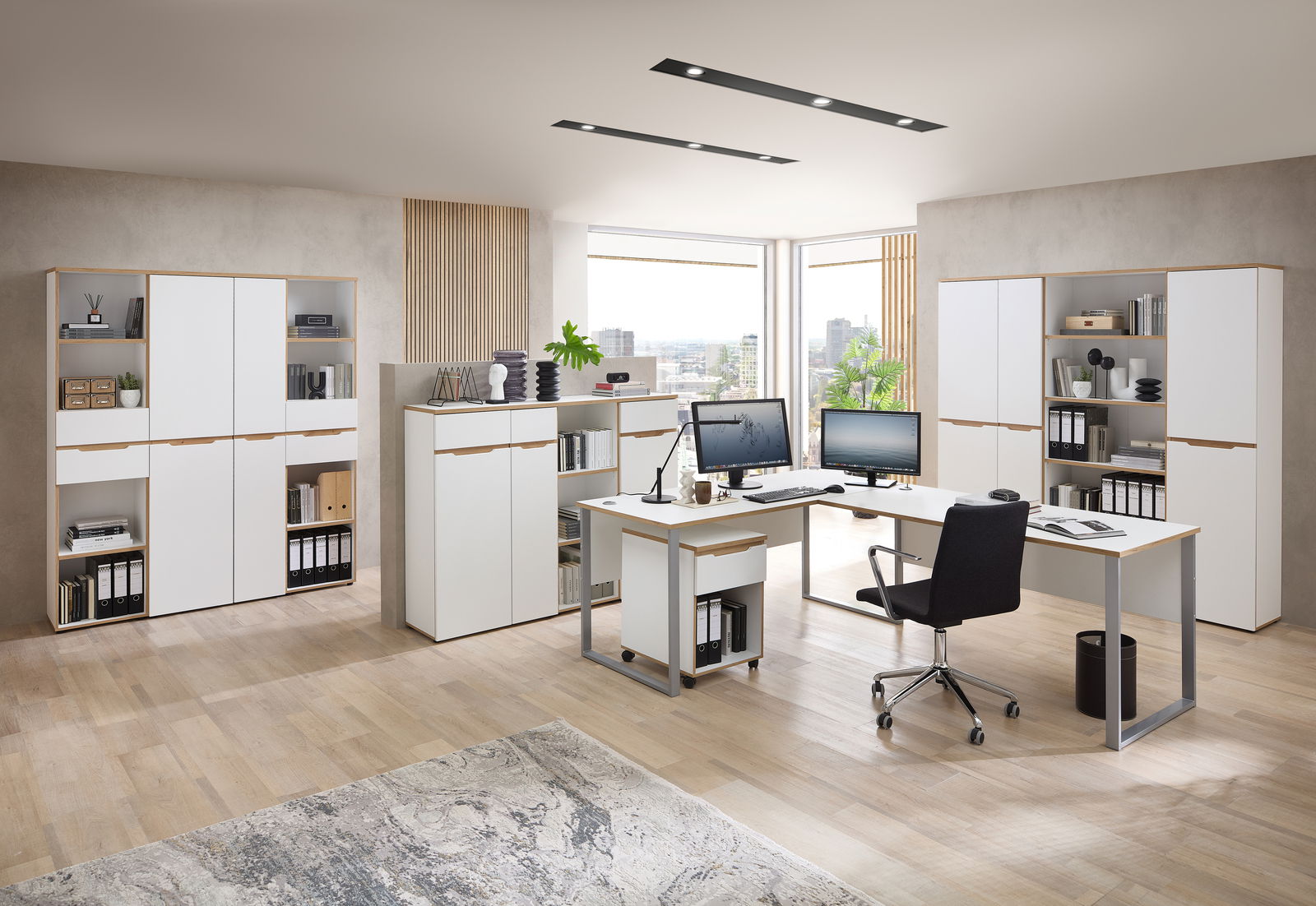 Voleo Aktenschrank DETROIT Moderne Büromöbel in einem hellen Büro mit Schreibtischen, Aktenschränken und Regalen, seitliche Perspektive