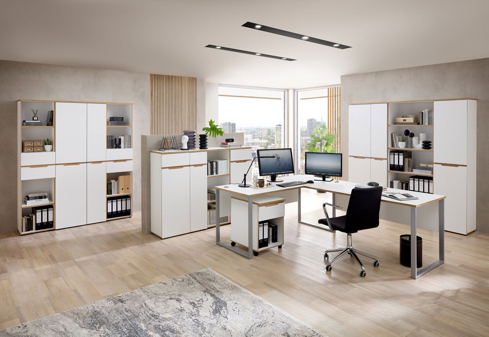 Moderne Büromöbel in einem hellen Büro mit Schreibtischen, Aktenschränken und Regalen, seitliche Perspektive