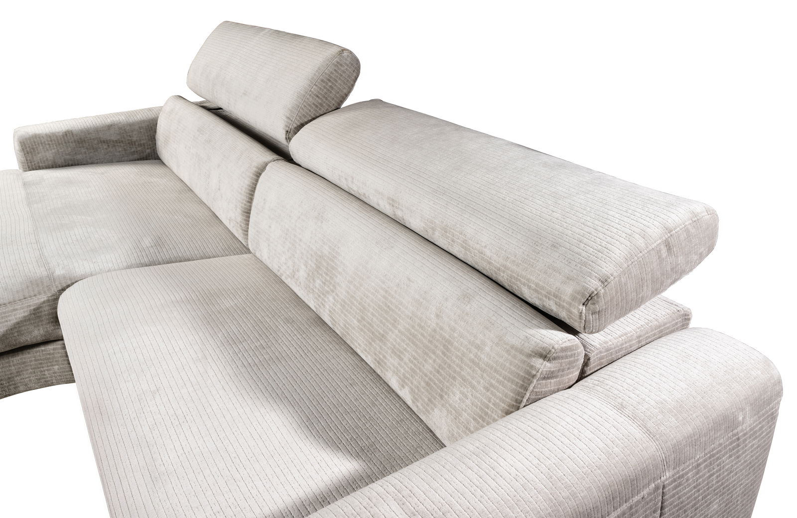 Beige Ecksofa mit verstellbaren Kopfstützen, seitliche Perspektive