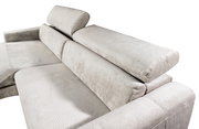 Beige Ecksofa mit verstellbaren Kopfstützen, seitliche Perspektive