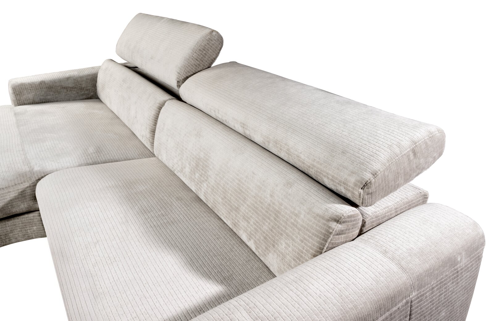 Beige Ecksofa mit verstellbaren Kopfstützen, seitliche Perspektive