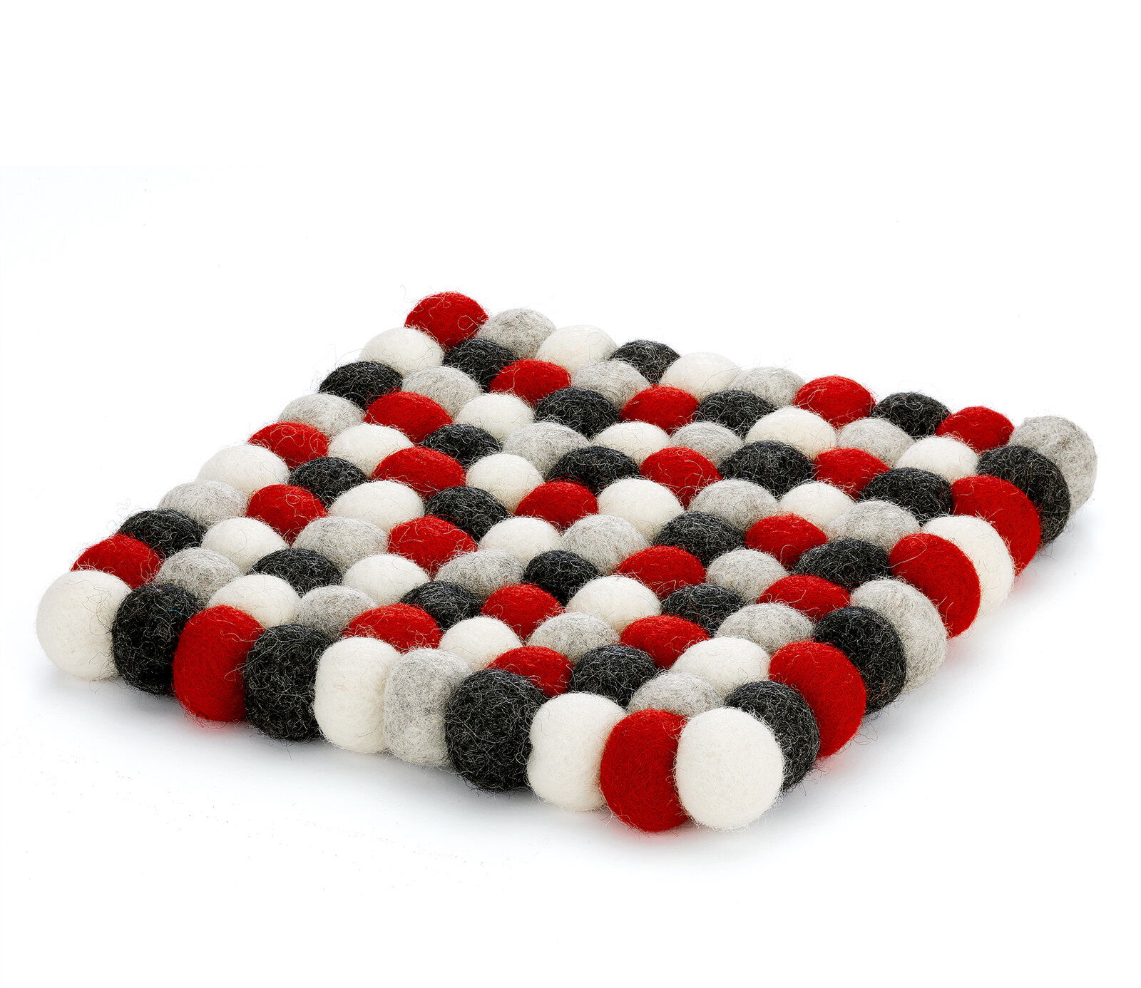Quadratischer Untersetzer aus Filzkugeln in Rot, Weiß, Grau und Schwarz, aus seitlicher Perspektive fotografiert.