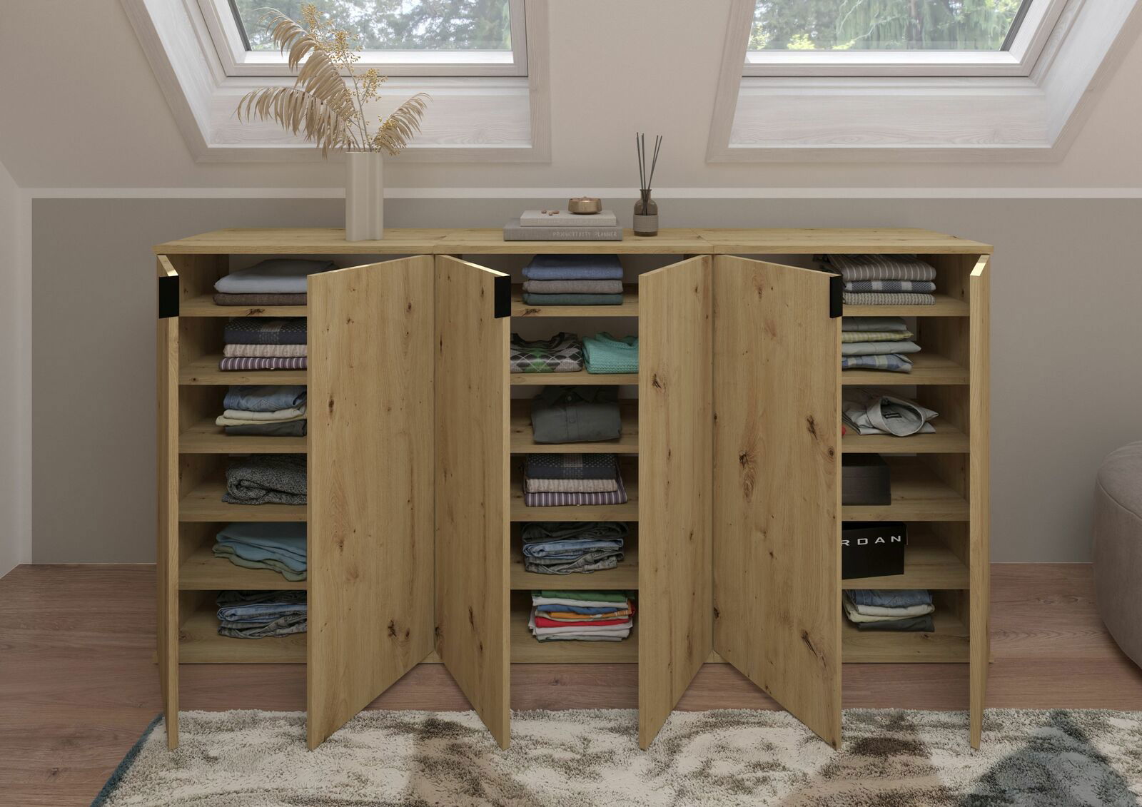 Garderobenkombination aus Holz mit offenen Türen, gefüllt mit gefalteter Kleidung, aus frontaler Perspektive fotografiert.