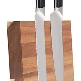 Zwei Messer auf einem magnetischen Holzblock, seitliche Perspektive