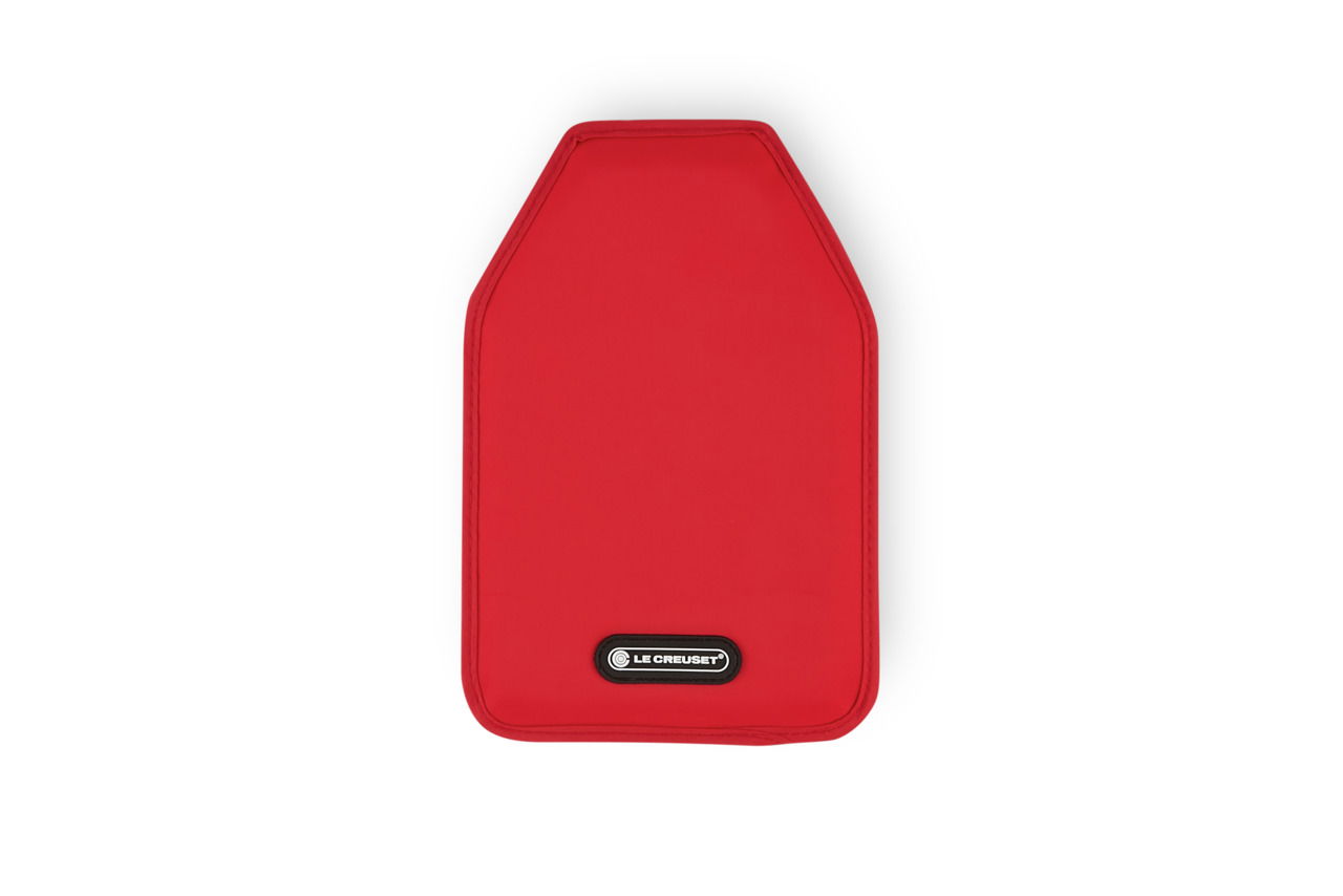 Roter Weinkühler von vorne, rechteckige Form mit abgerundeten Ecken und einem Logo unten.