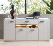 Modernes weißes Sideboard mit dekorativen Vasen und Lampe, frontal fotografiert.