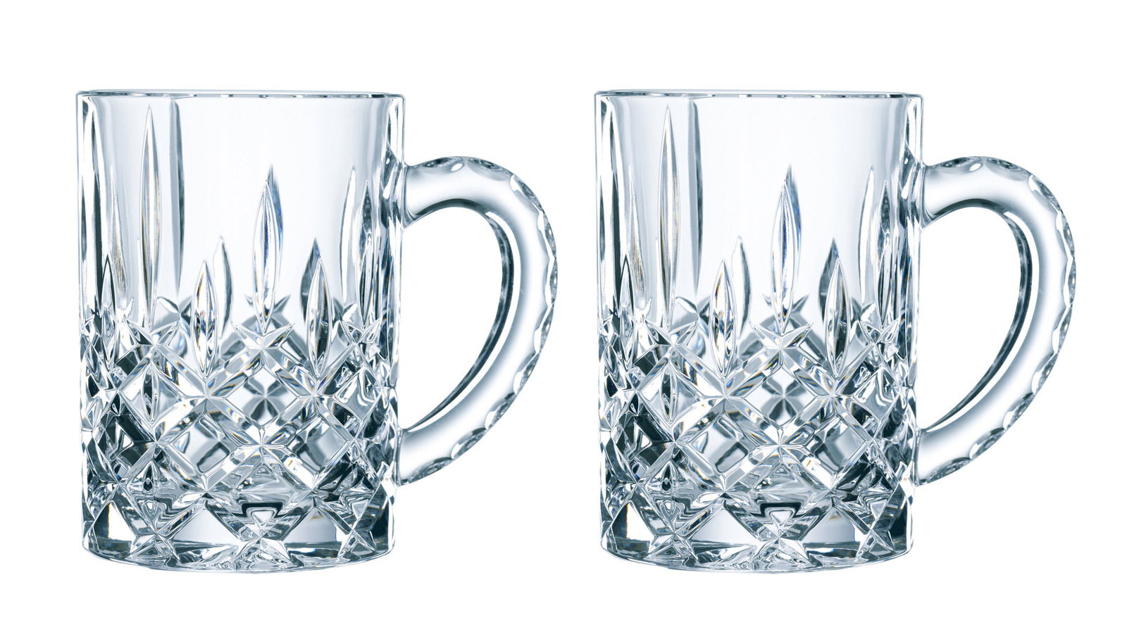Zwei elegante Bierkrüge aus Kristallglas mit aufwendigem Schliffmuster, frontal abgebildet.