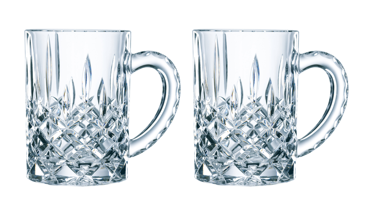 Zwei elegante Bierkrüge aus Kristallglas mit aufwendigem Schliffmuster, frontal abgebildet.