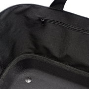 Bovenaanzicht van het ruime zwarte interieur van een tas met een praktisch vak met ritssluiting.