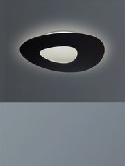 Moderne LED-Deckenleuchte in organischer Form, von unten betrachtet, mit sanftem Umgebungslicht.