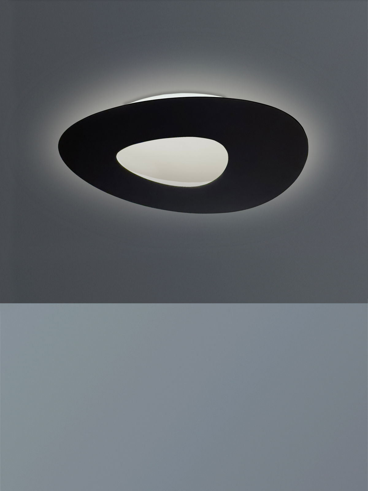 Moderne LED-Deckenleuchte in organischer Form, von unten betrachtet, mit sanftem Umgebungslicht.