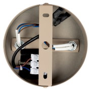 Innenansicht einer runden Deckenleuchten-Baldachin/Anschlussdose aus Metall in Beige mit Anschlussklemme und Kabeln, Draufsicht von unten